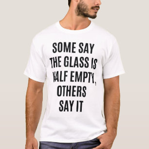 ガラスハーフエンプティハーフフルおもしろい引用文Tシャツ Tシャツ