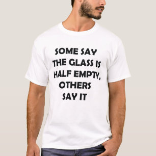 ガラスハーフエンプティハーフフルおもしろい引用文Tシャツ Tシャツ
