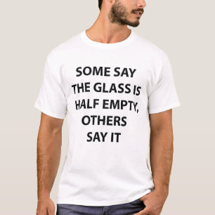 ガラスハーフエンプティハーフフルおもしろい引用文Tシャツ Tシャツ