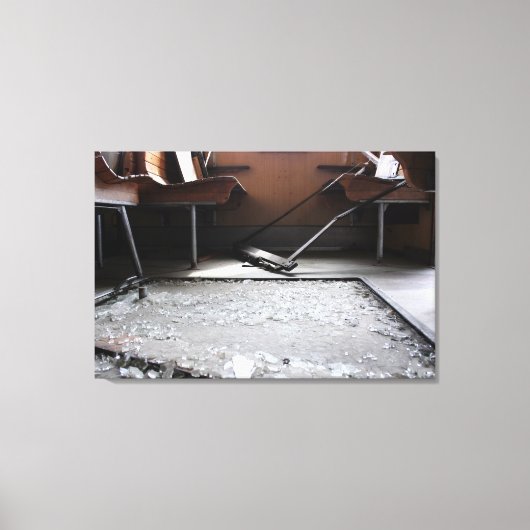 ガラス切れ地面に放棄された列車のキャンバス キャンバスプリント (正面)