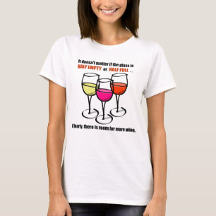 ガラス半分空っぽのワインのユーモア Tシャツ