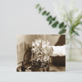 ガラス止め試験管内の試験片 ポストカード (スタンド正面)