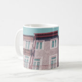 ガラス窓付きのピンク色の家 コーヒーマグカップ (正面左)