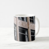 ガラス窓付き茶色建物 コーヒーマグカップ (正面右)