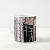 ガラス窓付き茶色建物 コーヒーマグカップ (正面左)