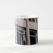 ガラス窓付き茶色建物 コーヒーマグカップ (中央)