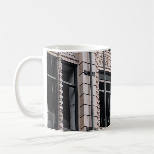 ガラス窓付き茶色建物 コーヒーマグカップ (左)