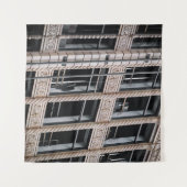ガラス窓付き茶色建物 タペストリー (正面(横))
