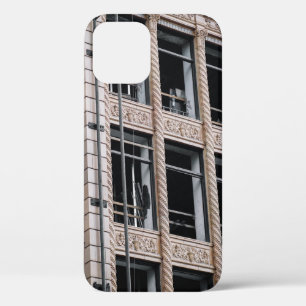 ガラス窓付き茶色建物 iPhone 12ケース