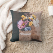 ガラス花器における白と黄の花弁花 クッション (ブランケット)