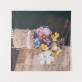 ガラス花器における白と黄の花弁花 タペストリー (正面(横))