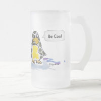 ガラス製クールのマグカップに漫画のペンギンが乗る