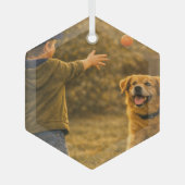 ガラス製六角形オーナメント – 男の子と犬の秋の遊び ガラスオーナメント (正面)
