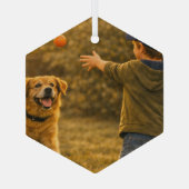 ガラス製六角形オーナメント – 男の子と犬の秋の遊び ガラスオーナメント (裏面)