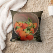 ガラス鉢に入ったイチゴ – 旧世界スチル クッション (ブランケット)