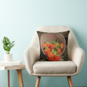 ガラス鉢に入ったイチゴ – 旧世界スチル クッション (椅子)