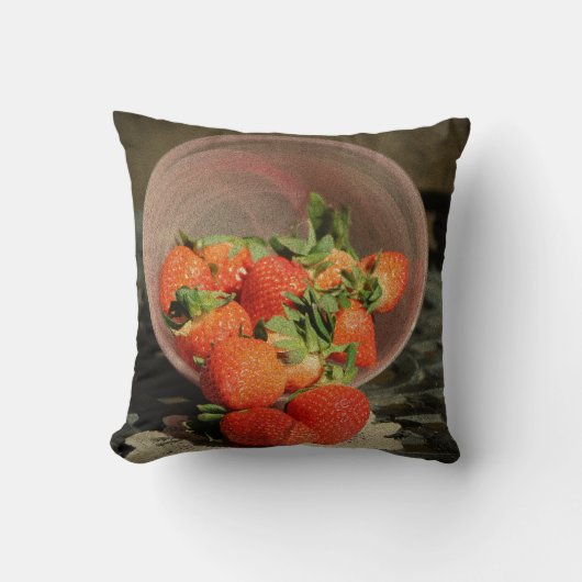 ガラス鉢に入ったイチゴ – 旧世界スチル クッション (正面)