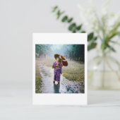 ガラス魔法ランタンが雨の中で日本の少女を滑らせる ポストカード (スタンド正面)