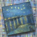 ガラスCOASTER - "Starry Night Rhone" - van ゴッホ ガラスコースター<br><div class="desc">ヴィンセント・ヴァン・ゴッホの「星の夜ローヌ越え」(1888)の画像がこの四角いガラスのコースターに登場する。►イメージを削除または置換できない。►/カスタマイズパーソナライズは、フォント(スタイル、色、サイズ)または追加の画像やロゴの選択でカスタム文字を追加して行う。カラフルと興味深い贈り物。►デザインは別のリストの他の製品でも利用可能である場合がある。(注：ローヌ川はフランス専攻のとスイスの川である。►画像は好離れ見性を得るために右に調整することができる。</div>