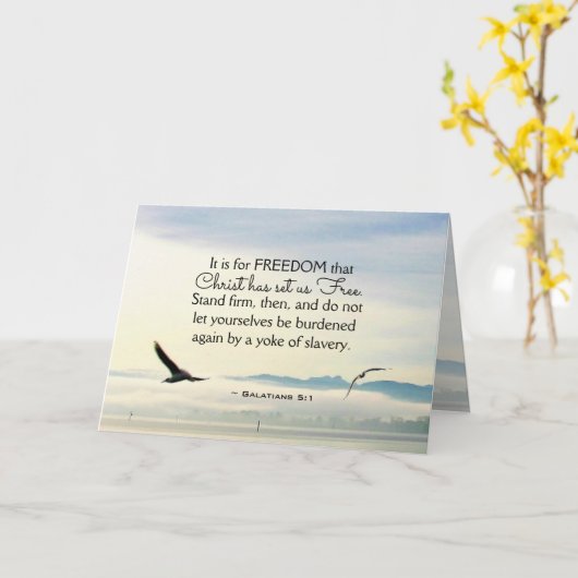ガラティア人5:1自由のためのキリストが私たちを自由にしてくれた カード (黄色い花)