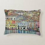 ガルダ湖のマルチェジーネ（Gustav Klimt作） アクセントクッション<br><div class="desc">ガルダ湖のマルチェジーネ（1913）by Gustav Klimt は、ビクトリア時代のアール・ヌーヴォー様式の美術品であり、象徴主義絵画である。イタリアのマルチェジーネ市と、港の縁に建つ建物や家々の美しい景観が描かれている。家々と船は、穏やかな水面に反射している。家々の背後にある丘の上に、 カステッロ城の壁が見える。
アーティストについて:
グスタフ・クリムト（1862-1918）は、オーストリアの象徴主義画家で、ウィーンのアール・ヌーヴォー運動の最も著名なメンバーの一人である。</div>