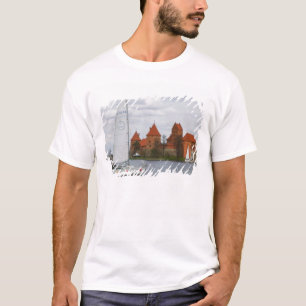 ガルヴェ湖の島の城と帆船 Tシャツ