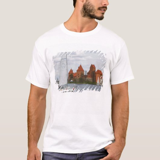 ガルヴェ湖の島の城と帆船 Tシャツ (正面)