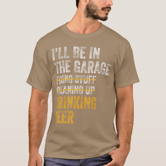 ガレージで何かを作ったり片付けたり飲んだりしています Tシャツ (正面)