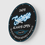 ガレージパパまたは任意の名前と日付(白カッコいい) ラージ壁時計 (傾斜)