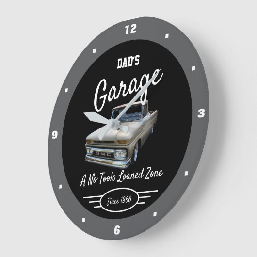 ガレージパパまたは任意の名前GMCトラックブラックグレー ラージ壁時計 (傾斜)