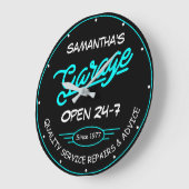 ガレージ任意の名前と日付ホワイトアクアレトロブラック ラージ壁時計 (傾斜)