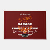 『ガレージ・アニー・ネーム誇らしげに修おもしろい正ことわざ・レッド』 ドアマット (正面)