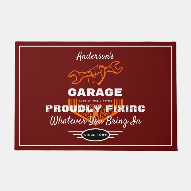 『ガレージ・アニー・ネーム誇らしげに修おもしろい正ことわざ・レッド』 ドアマット (正面)