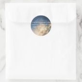 ガンジウィズダム引用文とブルースカイ雲 ラウンドシール (バッグ)