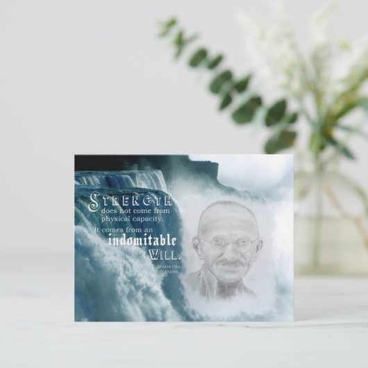 ガンジーやる気を起こさせる強さ引用文オンウォーターフォール シーズンポストカード (スタンド正面)
