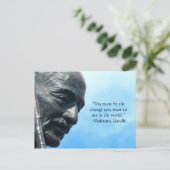 ガンジー引用文はがき – あなたは変更する必要がある… ポストカード (スタンド正面)