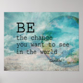 ガンジー引用文やる気を起こさせるポスターの青い写真アート ポスター (正面)