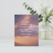 ガンディウィズダム引用文ウィズブラウンスカイ ポストカード (スタンド正面)