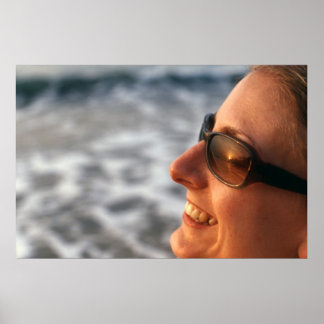 ガンビアのサングラスに映る夕日 ポスター