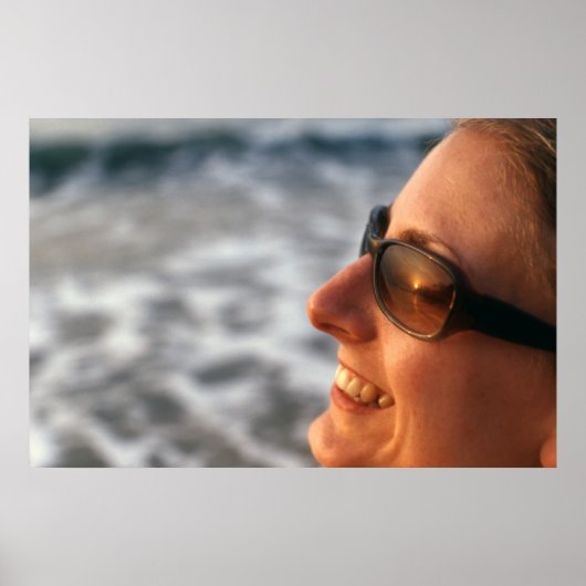 ガンビアのサングラスに映る夕日 ポスター (正面)