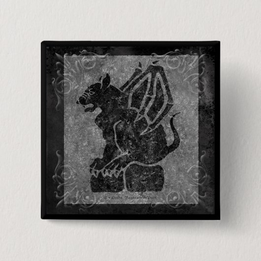 ガーゴイルの灰色の石造りスクロール 缶バッジ (正面)