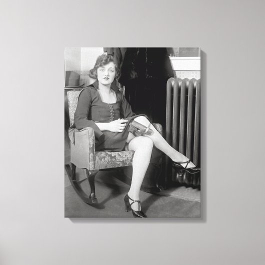 ガーターに隠されたピストル， 1922 キャンバスプリント (正面)