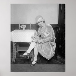 ガーターに隠されたフラスコ、1926年。ヴィンテージ写真 ポスター