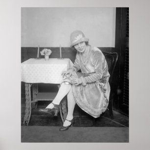 ガーターに隠されたフラスコ、1926年。ヴィンテージ写真 ポスター
