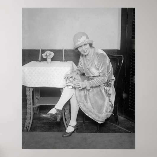 ガーターに隠されたフラスコ、1926年。ヴィンテージ写真 ポスター (正面)