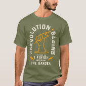 ガーデニングおもしろいガーデナーガーデン革命開始 Tシャツ (正面)