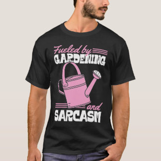 ガーデニングと皮肉で生きてる ササイーガーデナー Tシャツ