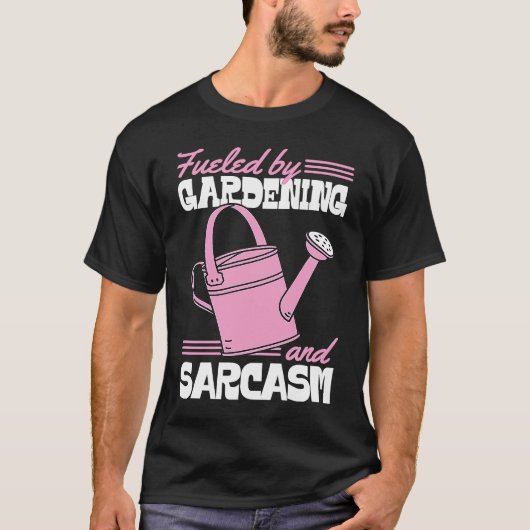 ガーデニングと皮肉で生きてる ササイーガーデナー Tシャツ (正面)