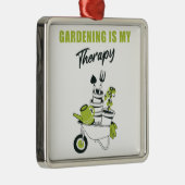 ガーデニングは私のセラピーおもしろいかわいいガーデナー植物 メタルオーナメント (右)