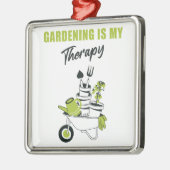 ガーデニングは私のセラピーおもしろいかわいいガーデナー植物 メタルオーナメント (左)